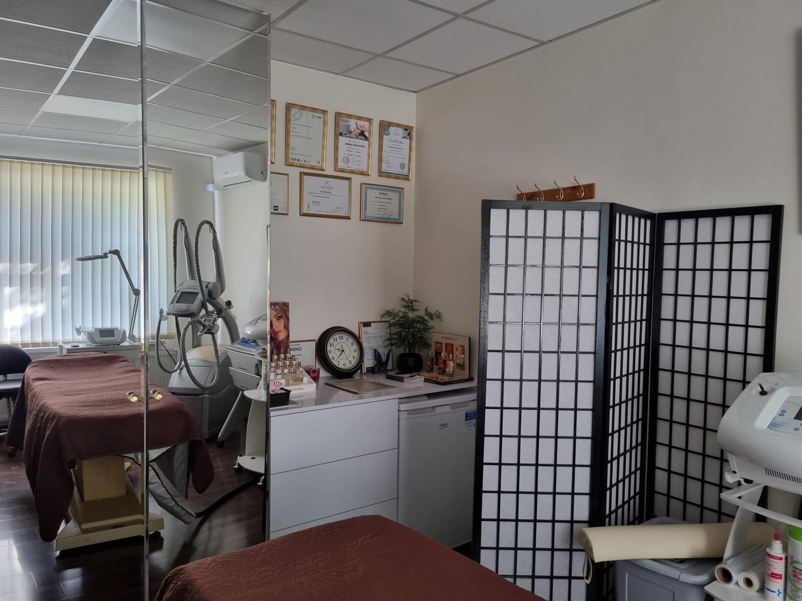 Jeļenas Samovičas sertifikāti pie sienas Beauty Estetik studijā